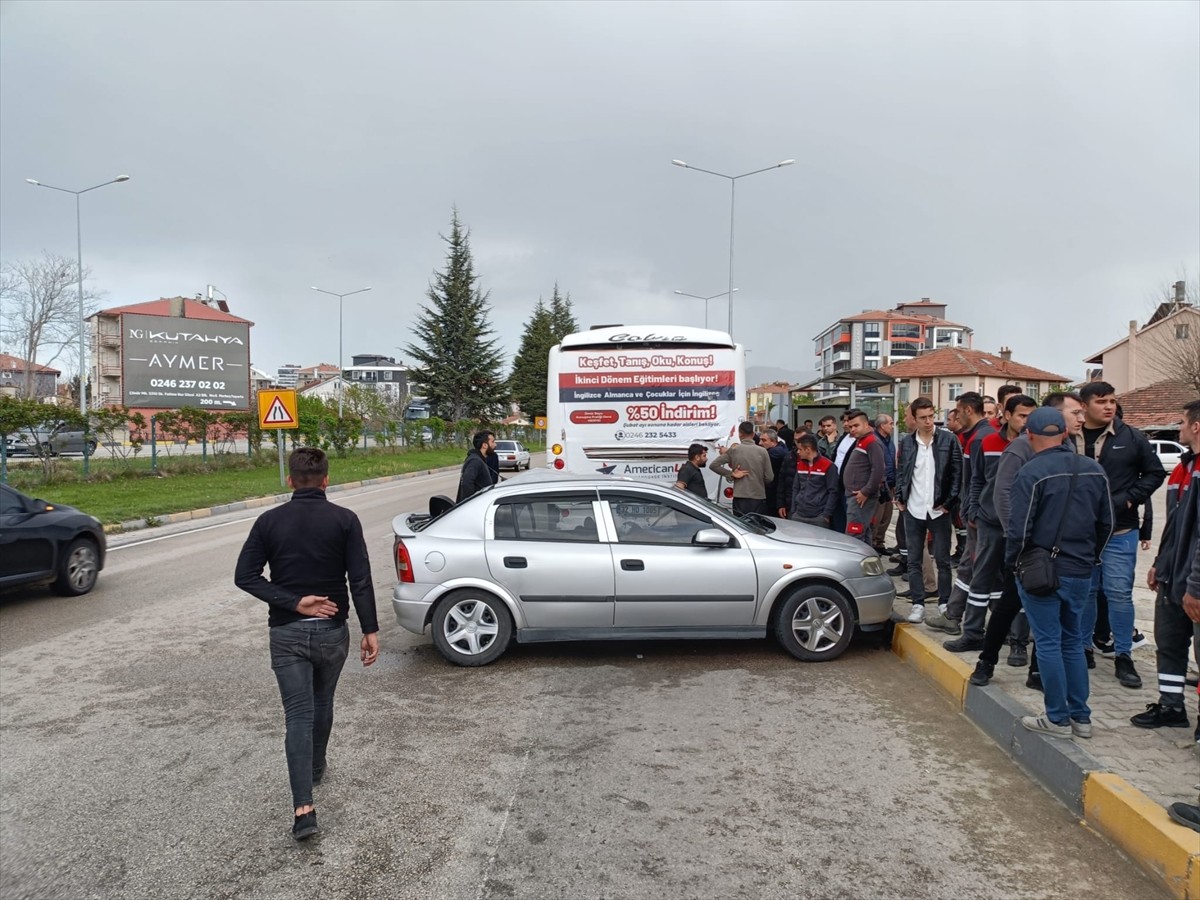  Isparta'da otomobilin halk otobüsüne arkadan çarpması sonucu 1 kişi öldü, 3 kişi...