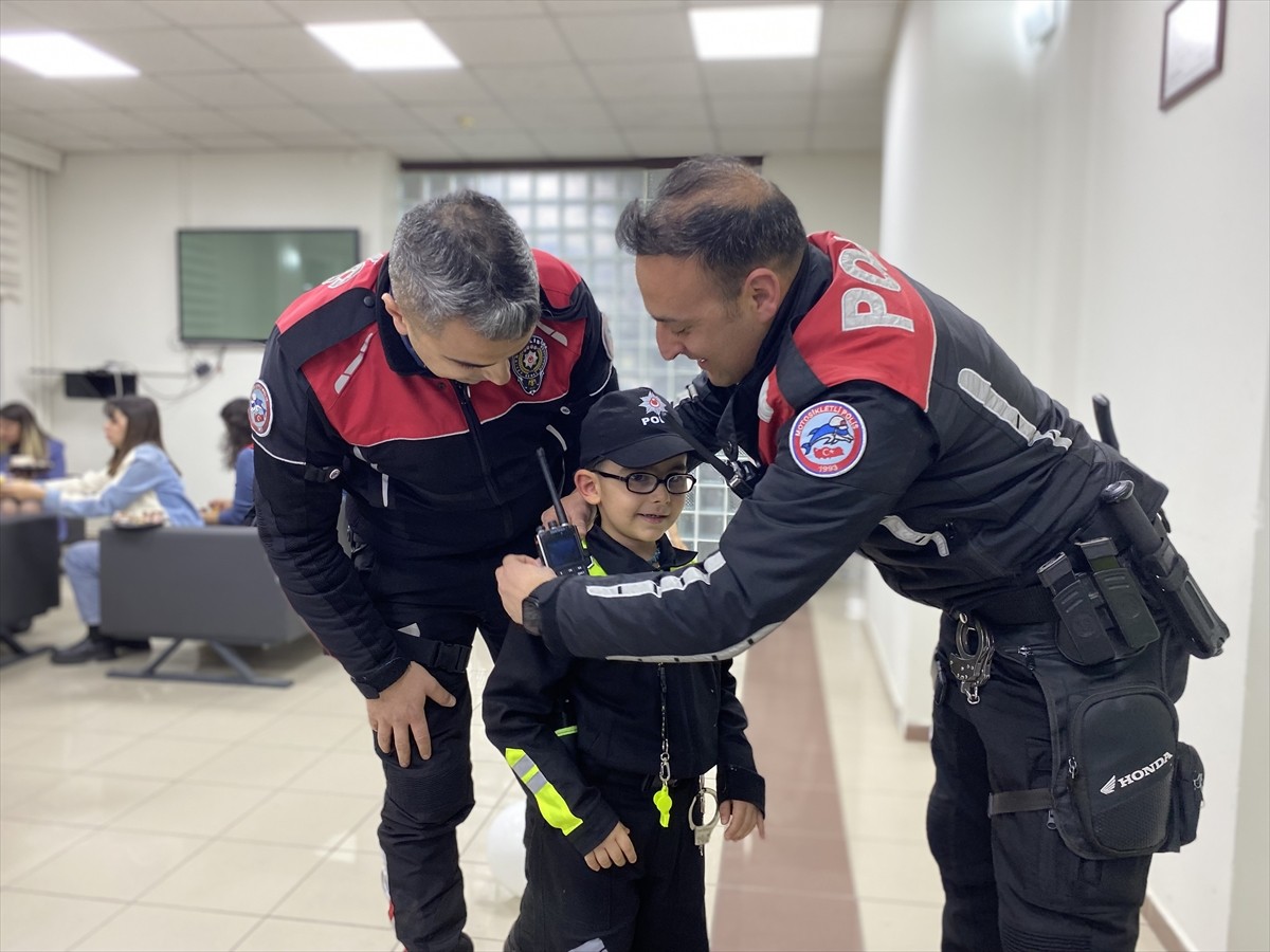 Isparta'da şehit uzman çavuş Halil Şahin'in 6 yaşındaki oğlu için trafik polisi temalı doğum günü...