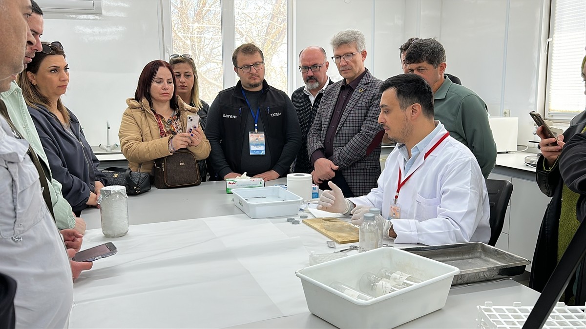 Isparta'nın Eğirdir ilçesinde düzenlenen "Uluslararası Tıbbi Sülük Çalıştayı"nda, tıbbi sülük...