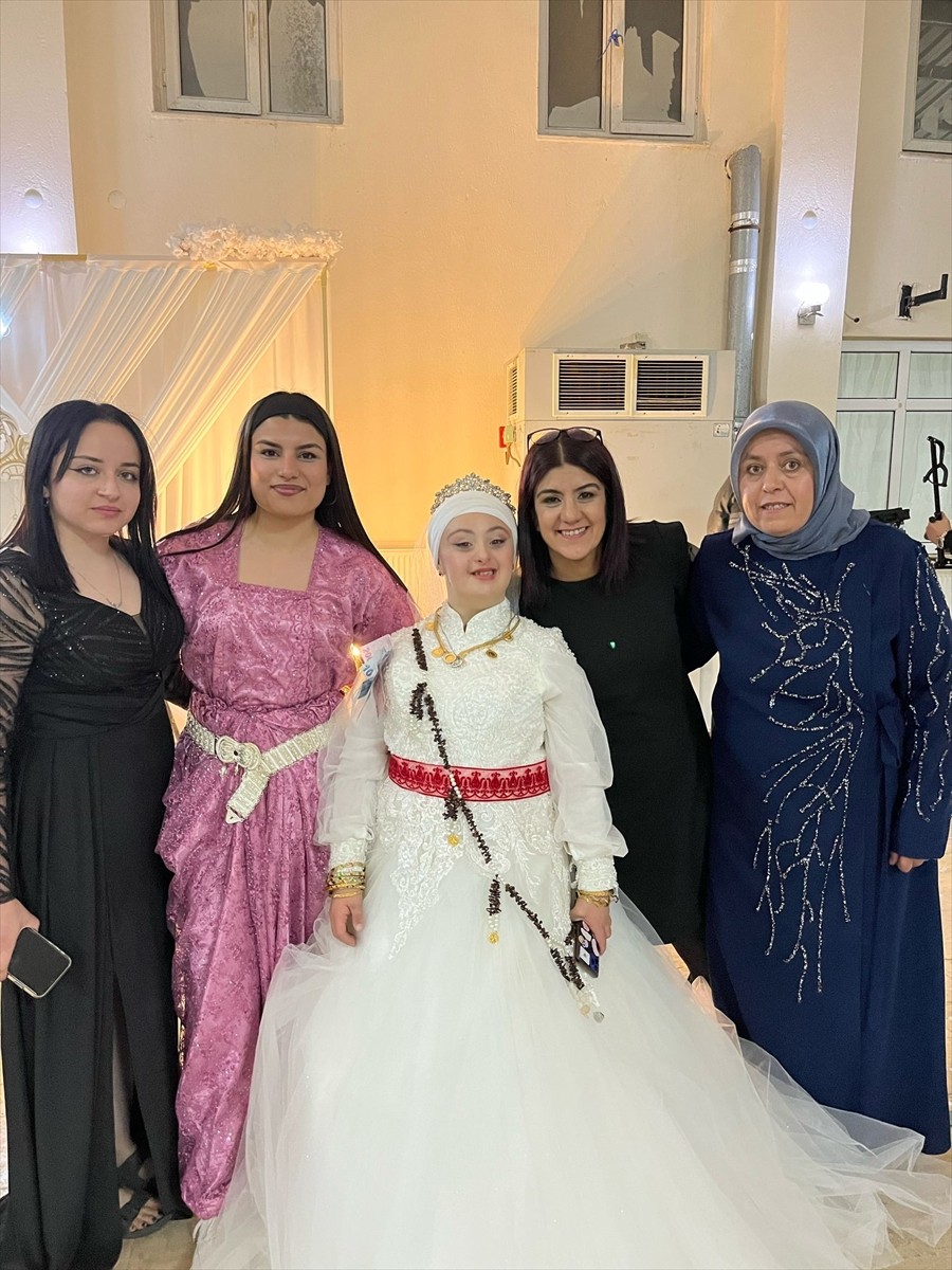 Isparta'nın Şarkikaraağaç ilçesinde gelinlik giyme hayali kuran down sendromlu Rabia Kunt için...