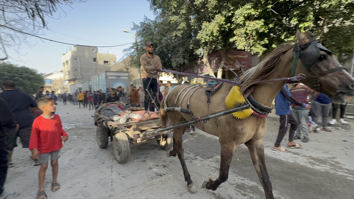 İsrail'in Gazze kentinin doğusundaki bir okulu hedef aldığı hava saldırısında aralarında...