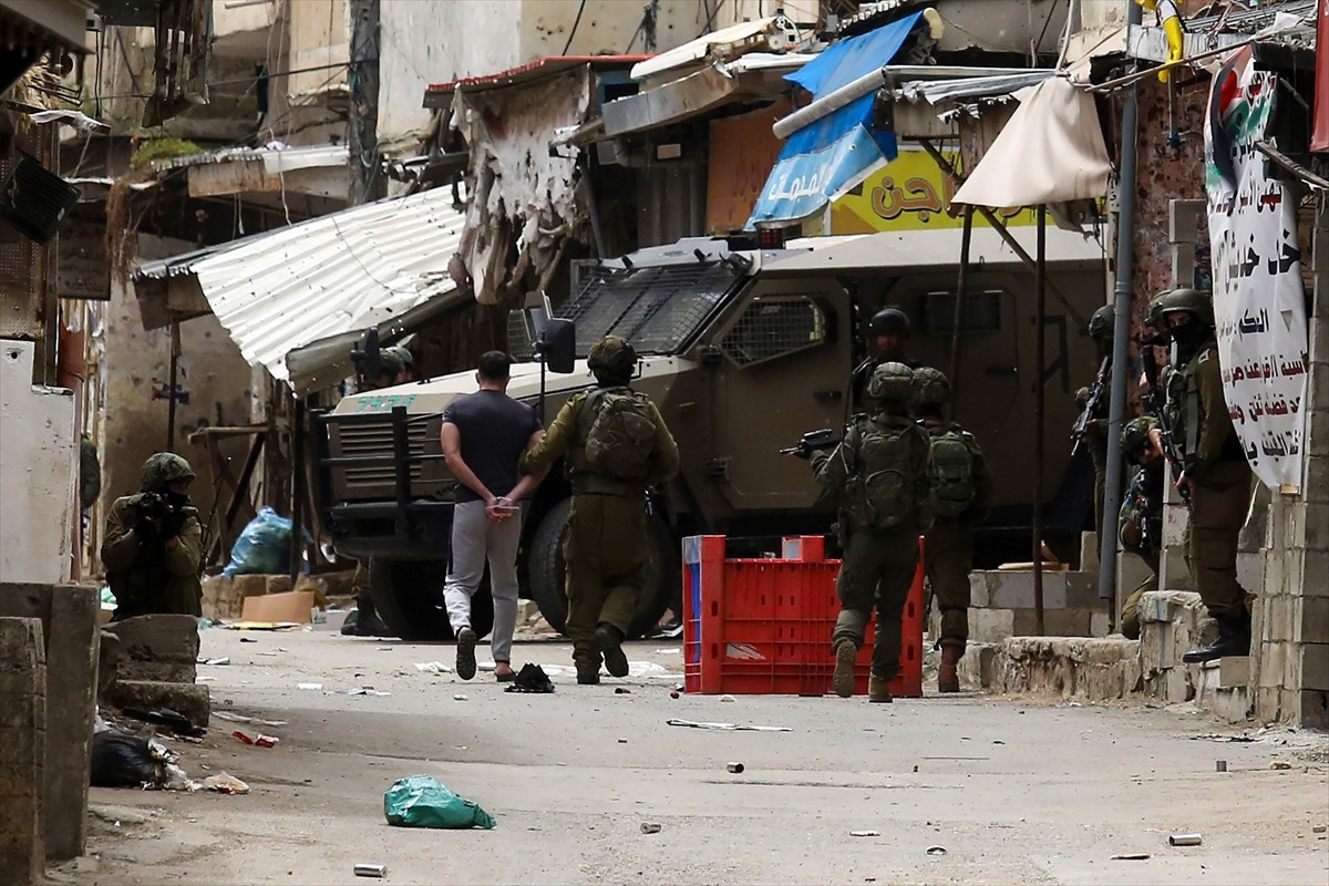 İsrail ordusu, işgal altındaki Batı Şeria'daki Balata Mülteci Kampı'na baskın düzenledi. İsrail...