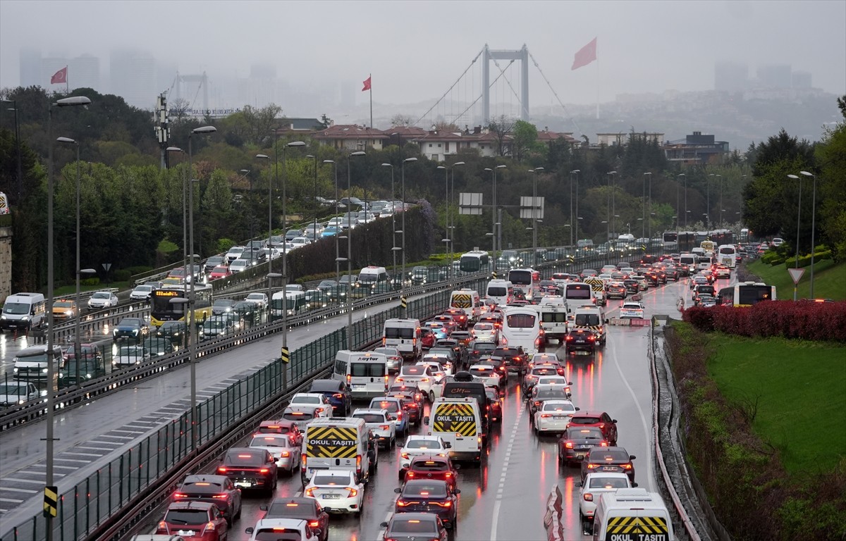 İstanbul'da haftanın ilk iş gününde bazı yollarda trafik yoğunluğu yaşanıyor. Altunizade ve 15...