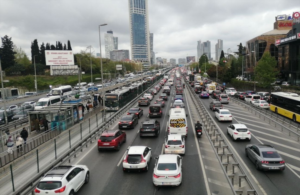 İstanbul'da haftanın üçüncü iş günü akşam saatlerinde bazı bölgelerde trafik yoğunluğu...
