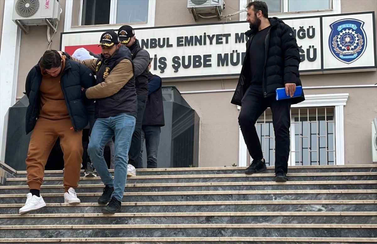 İstanbul'da, kendilerini yatırım danışmanı olarak tanıttıkları kişinin yaklaşık 1 milyon dolarını...