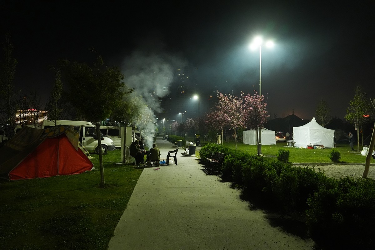 İstanbul'da meydana gelen depremin ardından evlerine girmek istemeyen bazı vatandaşlar, bu geceyi...