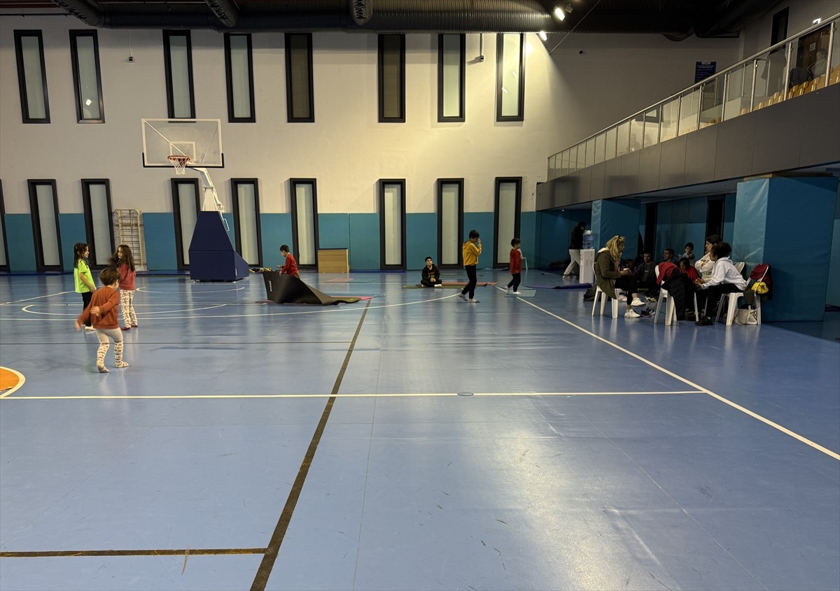 İstanbul'da meydana gelen depremin ardından evlerine girmek istemeyen bazı vatandaşlar, bu geceyi...