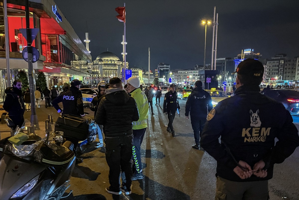 İstanbul'da polis ekiplerince "huzur" uygulaması gerçekleştirildi. Taksim Meydanı'ndaki uygulama...