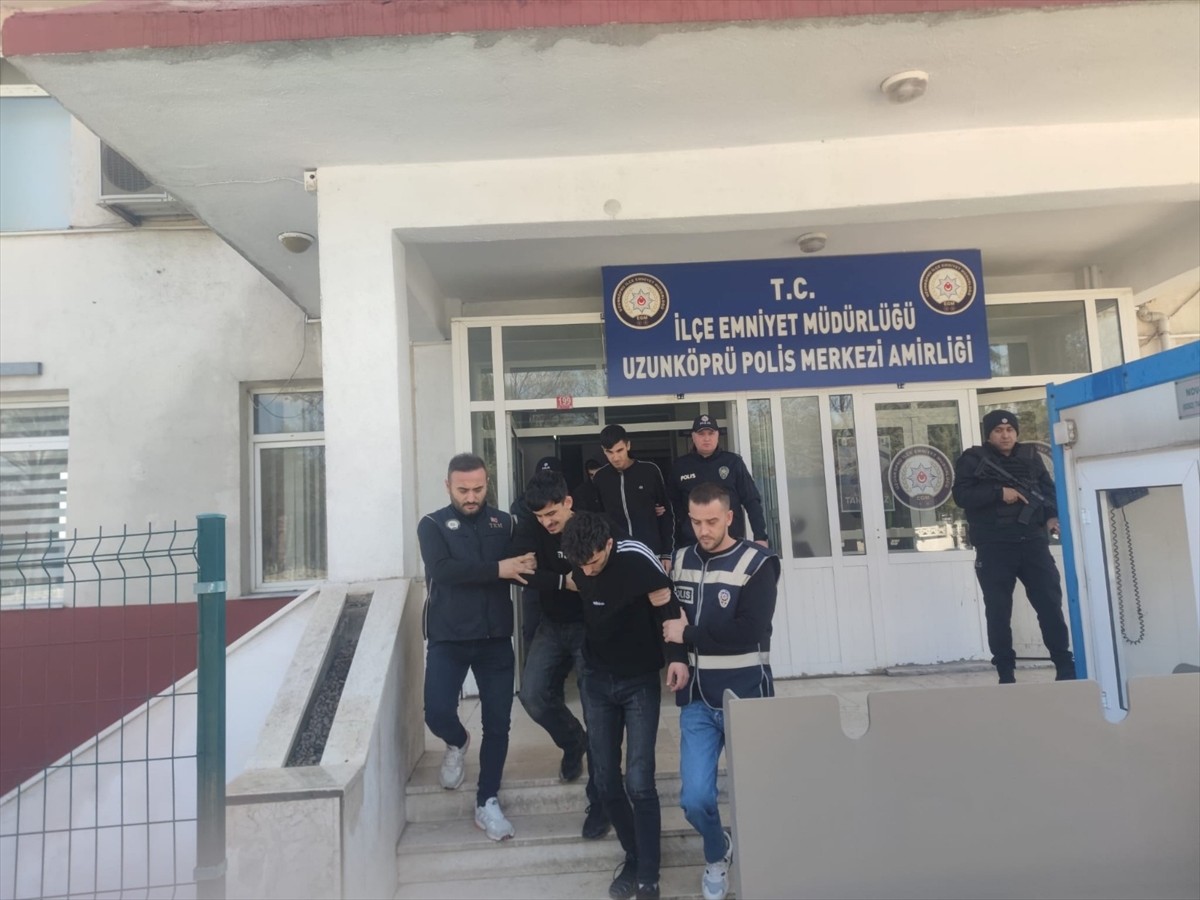 İstanbul'un Şişli ilçesinde 2 kişinin hayatını kaybettiği silahlı saldırıyla ilgili 4 şüpheli...