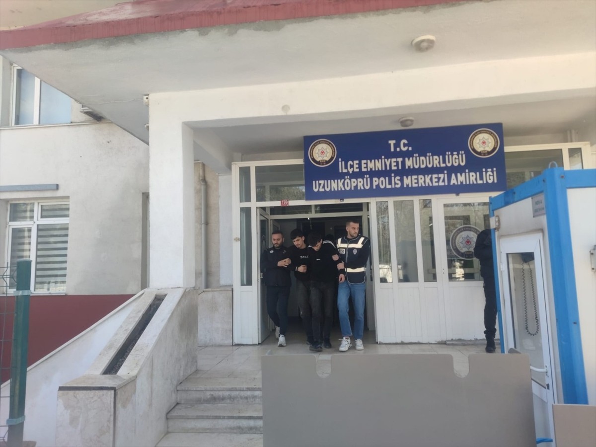 İstanbul'un Şişli ilçesinde 2 kişinin hayatını kaybettiği silahlı saldırıyla ilgili 4 şüpheli...