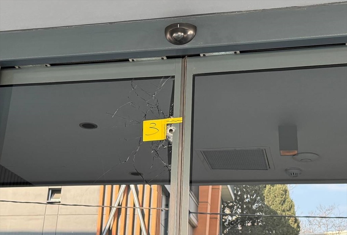 İstanbul Avcılar'da karşılıklı iki otele gece silahla ateş açıldı. Cihangir Mahallesi Engin...