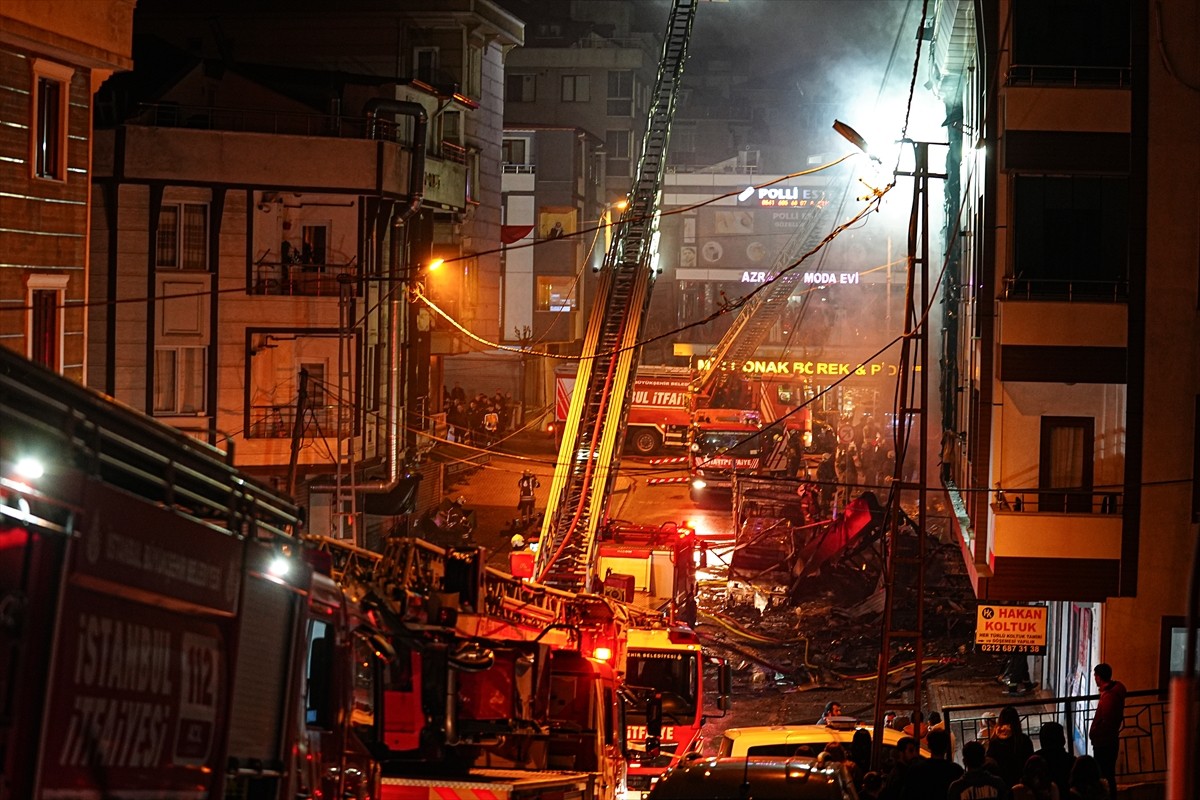 İstanbul Başakşehir’de iş merkezinde başlayıp, yanındaki binaya ve araçlara sıçrayan yangın...