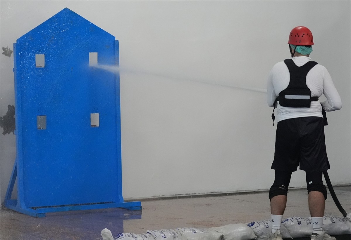 İstanbul Büyükşehir Belediyesi (İBB) 785'i itfaiye eri, 315'i zabıta memuru olmak üzere 1100...