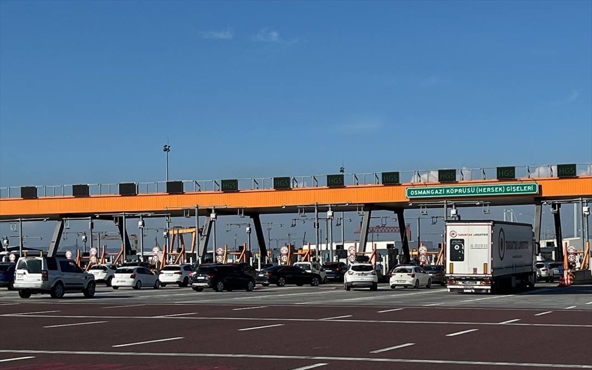 İstanbul-İzmir Otoyolu ile Osmangazi Köprüsü'nü kullanan tatilcilerin dönüşüyle akıcı yoğunluk...