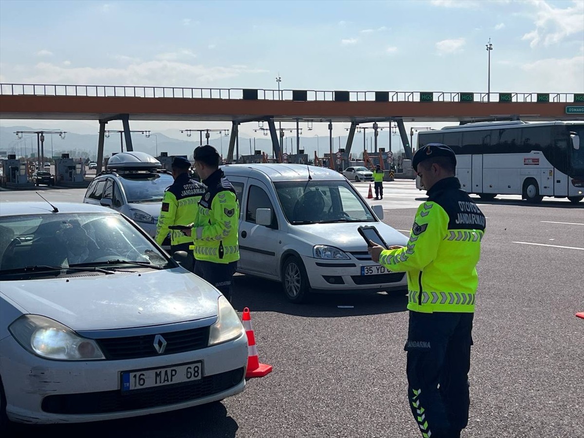 İstanbul-İzmir Otoyolu ile Osmangazi Köprüsü'nü kullanan tatilcilerin dönüşüyle akıcı yoğunluk...