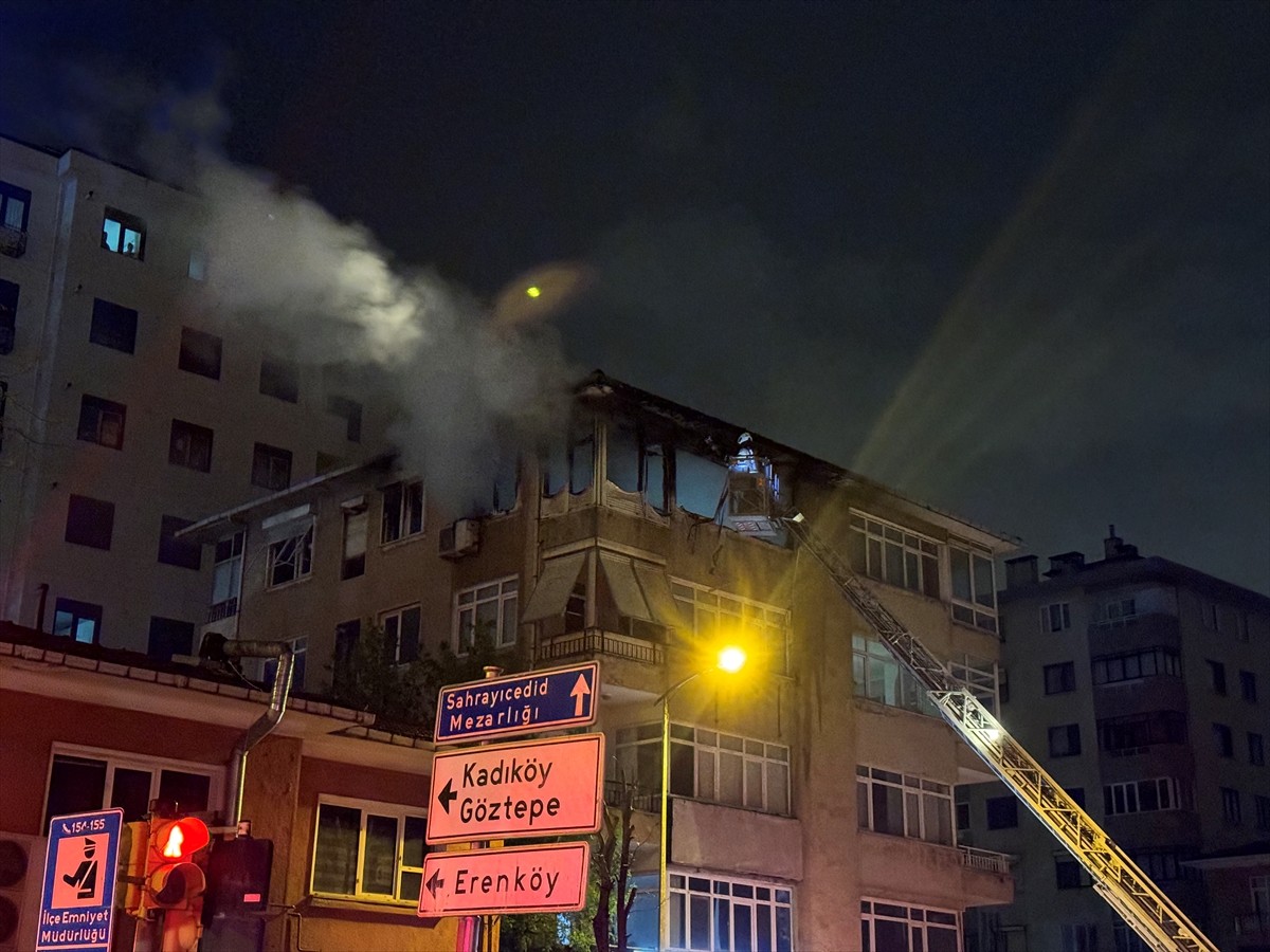 İstanbul Kadıköy’de bir apartmanın üst katında çıkan yangın itfaiye ekiplerince söndürüldü....