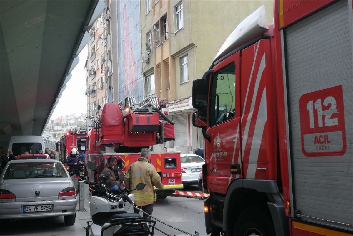 İstanbul Şişli'de 8 katlı binada çıkan yangın itfaiye ekiplerinin müdahalesiyle...