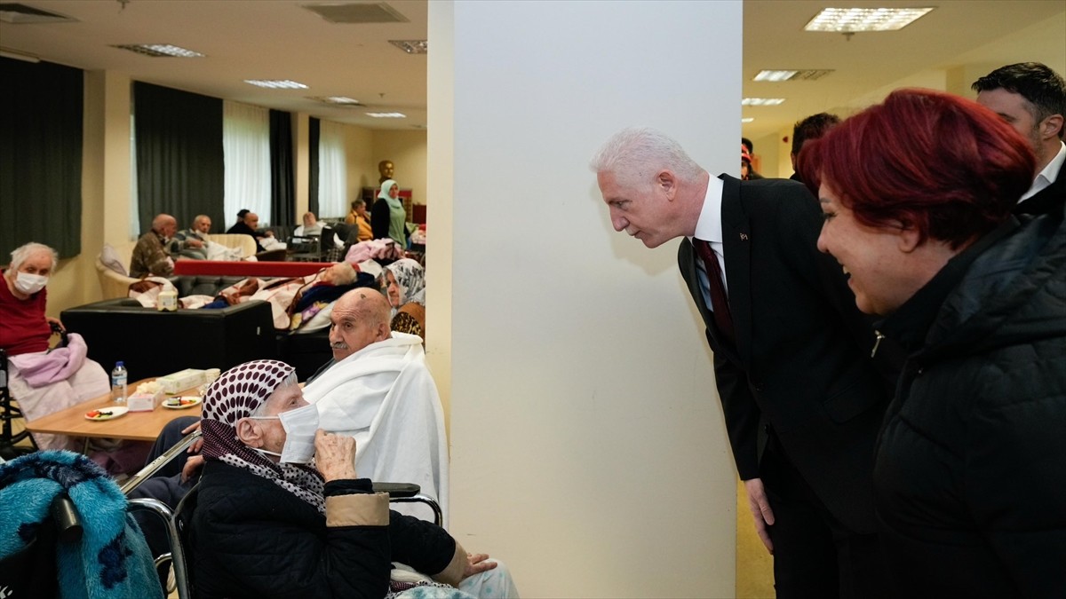 İstanbul Valisi Davut Gül, yangın çıkan Maltepe Huzurevi'nde incelemelerde bulundu.