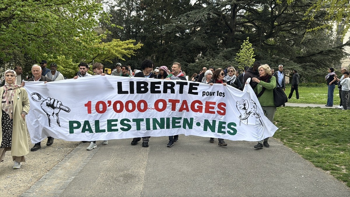 İsviçre'nin Cenevre kentinde binlerce kişi, Filistin ile dayanışma için yürüyüş yaptı. Place De...