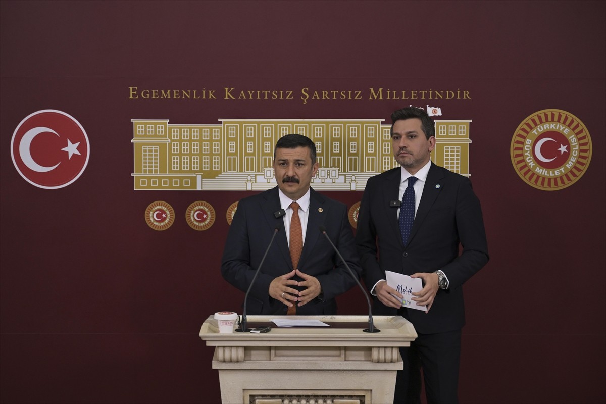 İYİ Parti Bursa Milletvekili Yüksel Selçuk Türkoğlu (solda), TBMM'de basın toplantısı...