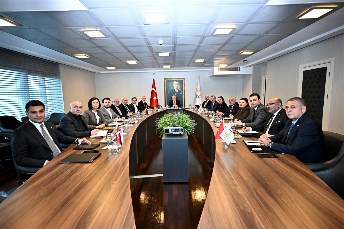 İYİ Parti Genel Başkanı Müsavat Dervişoğlu, partisinin Başkanlık Divanı'nı genel merkez ek binada...