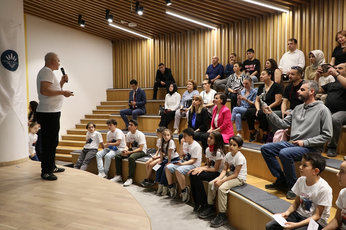 İzmir'de 20 ilkokul öğrencisi, dünya yörüngesindeki Uluslararası Uzay İstasyonu'nda görev yapan...