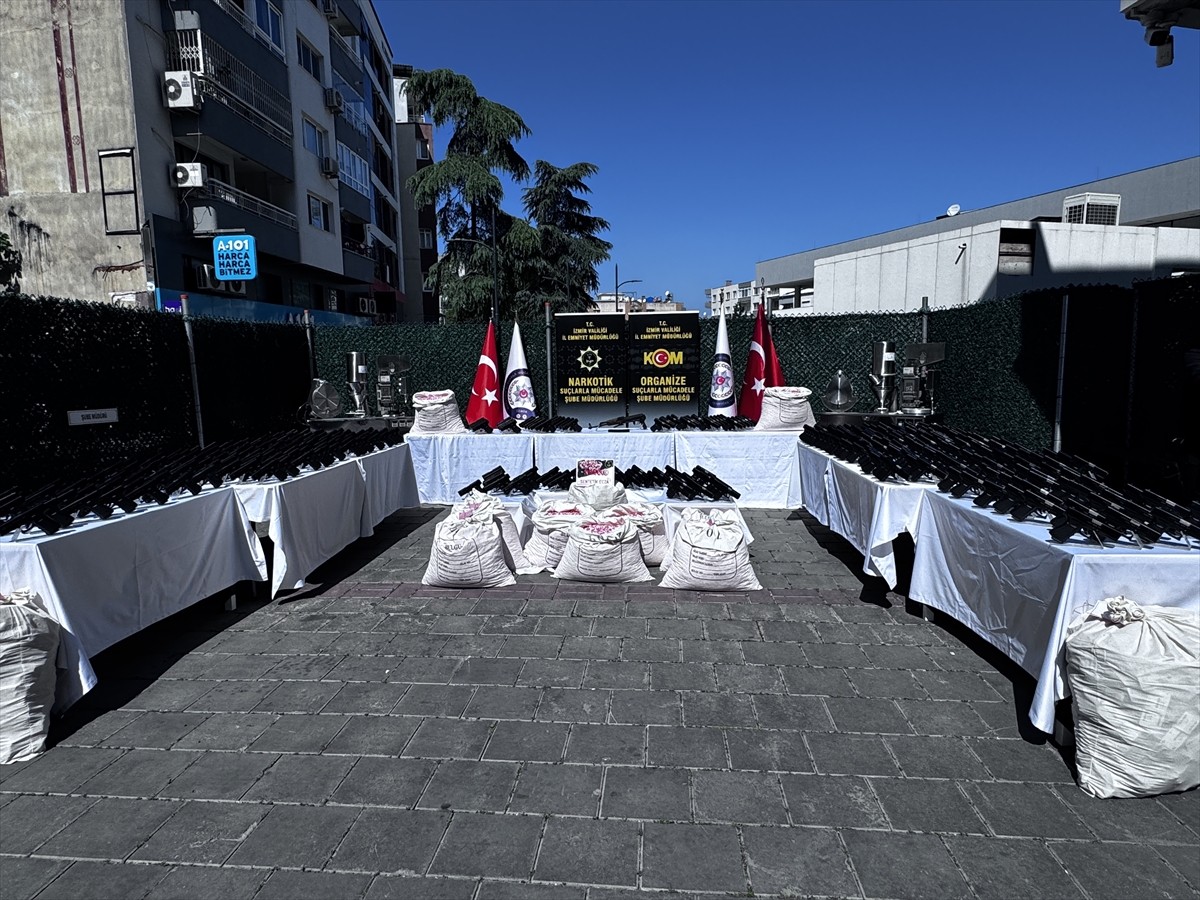 İzmir'de 464 silah ele geçirildi, gözaltına alınan 137 şüpheli tutuklandı. Yapılan aramalarda...