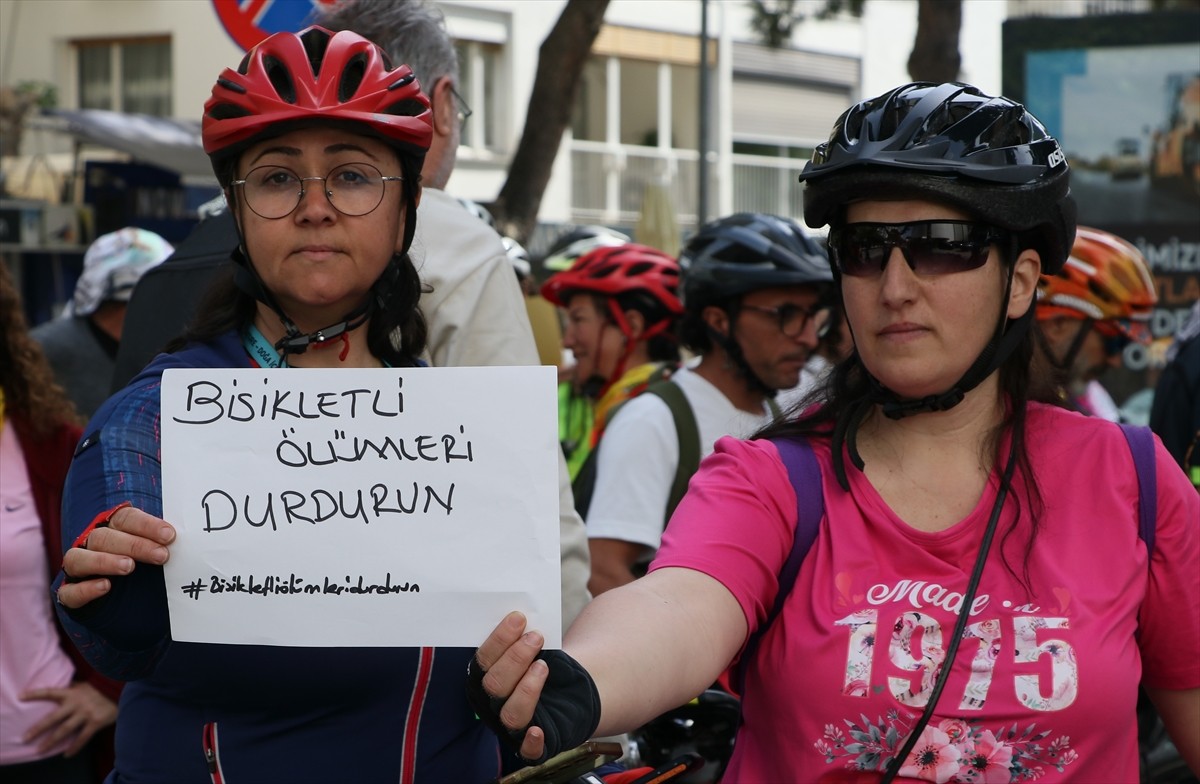 İzmir'de Bisikletli Ulaşımı Geliştirme Derneği üyeleri, kentteki bisiklet yollarının kaldırılması...