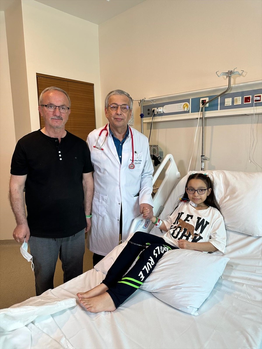 İzmir'de çapraz nakil operasyonuyla böbrek nakli olan 12 yaşındaki Ayşe Yılmaz, diyalizden...