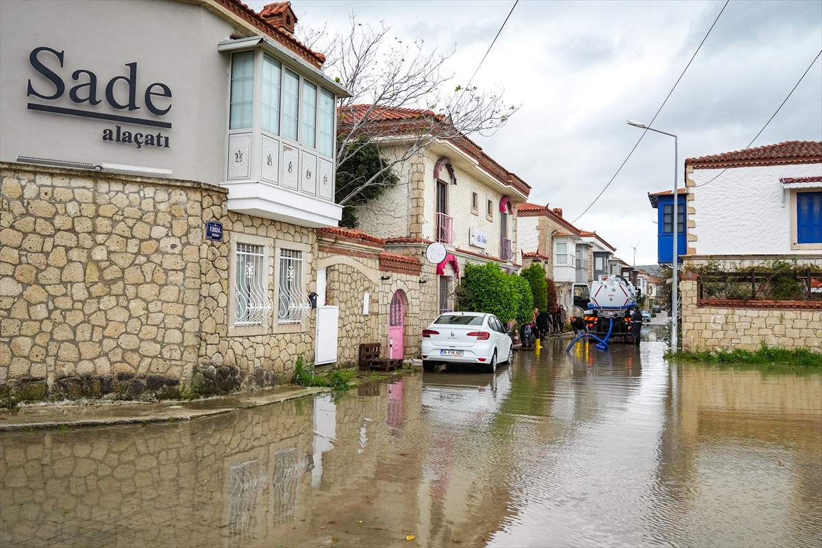 İzmir'de gök gürültülü sağanak yaşamı olumsuz etkiledi. Yağmurun en çok etkili olduğu Çeşme...