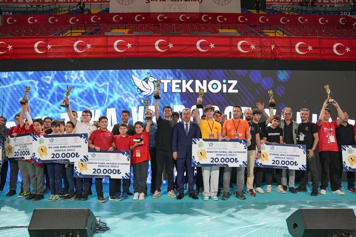 İzmir'de robotik kodlama eğitimi alan öğrenciler tasarladıkları 600 eseri, İzmir Valiliği...