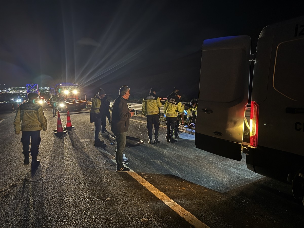 İzmir'in Aliağa ilçesinde, minibüsün devrilmesi sonucu 1 kişi hayatını kaybetti, 10 kişi...