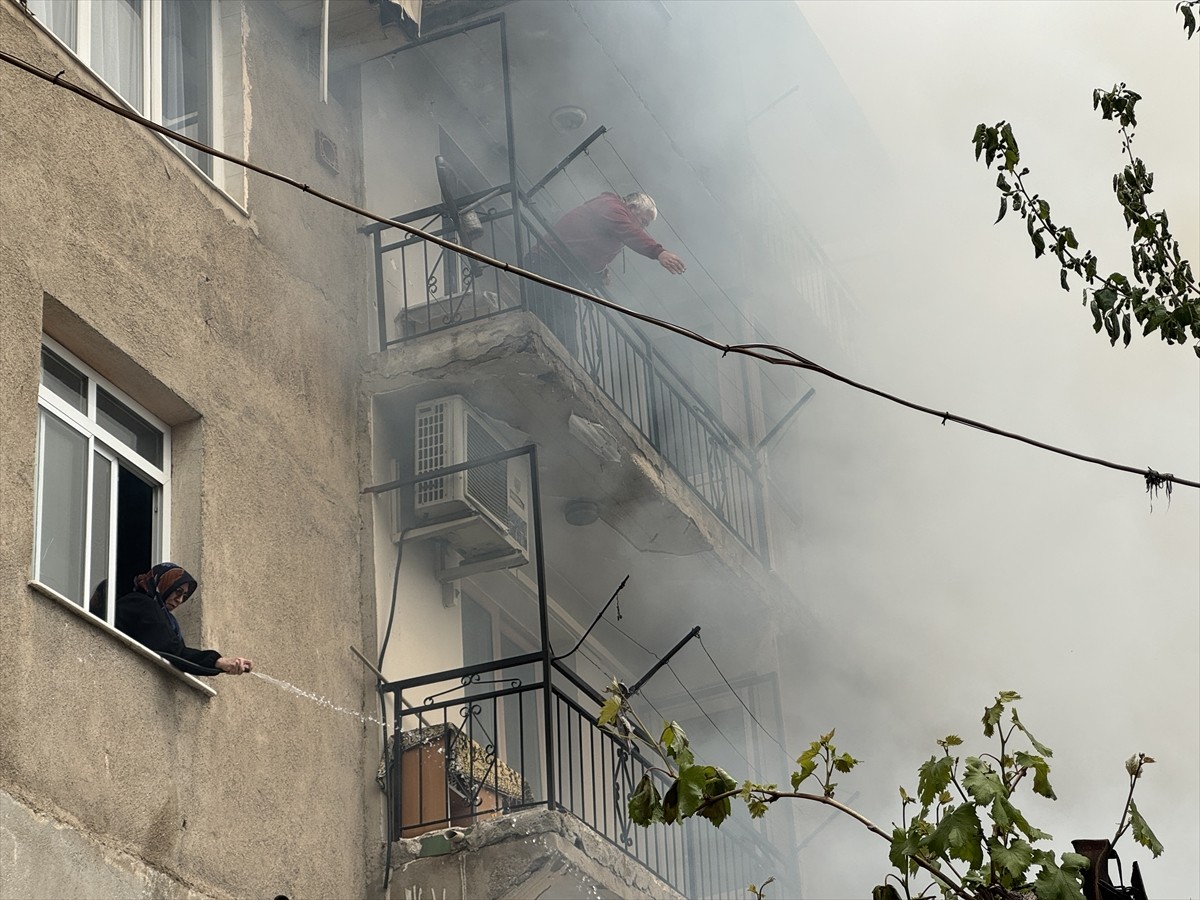 İzmir'in Bayraklı ilçesinde müstakil bir evde çıkan yangında, bahçedeki kafeste beslenen çok...