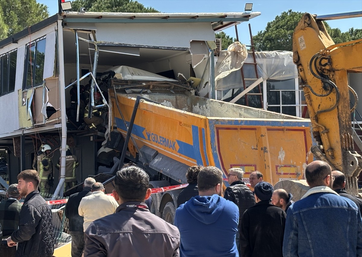 İzmir'in Buca ilçesinde kamyonun prefabrik binaya çarpması sonucu sürücü hayatını kaybetti. İhbar...