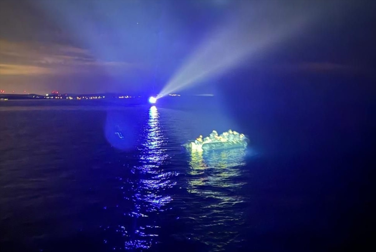 İzmir'in Çeşme ilçesi açıklarında 36 düzensiz göçmen yakalandı.