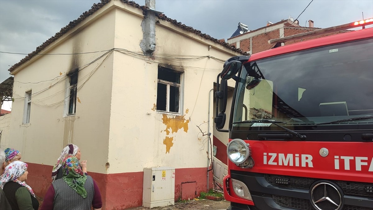İzmir'in Ödemiş ilçesinde bir evde çıkan yangın itfaiye ekiplerince söndürüldü.