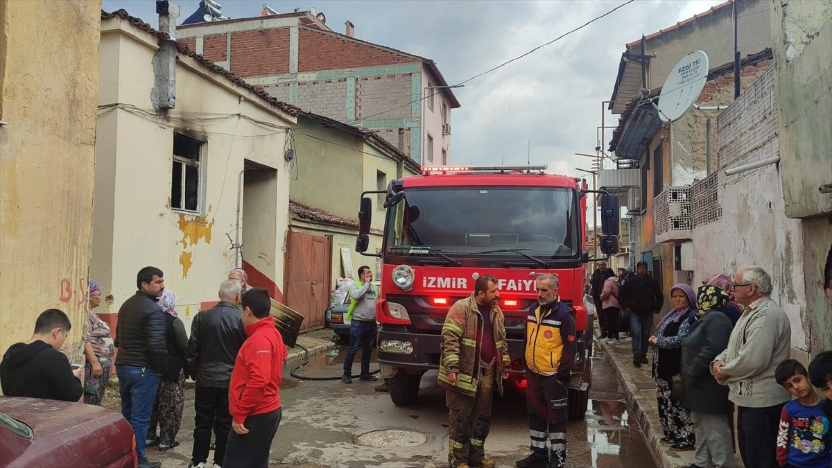 İzmir'in Ödemiş ilçesinde bir evde çıkan yangın itfaiye ekiplerince söndürüldü.