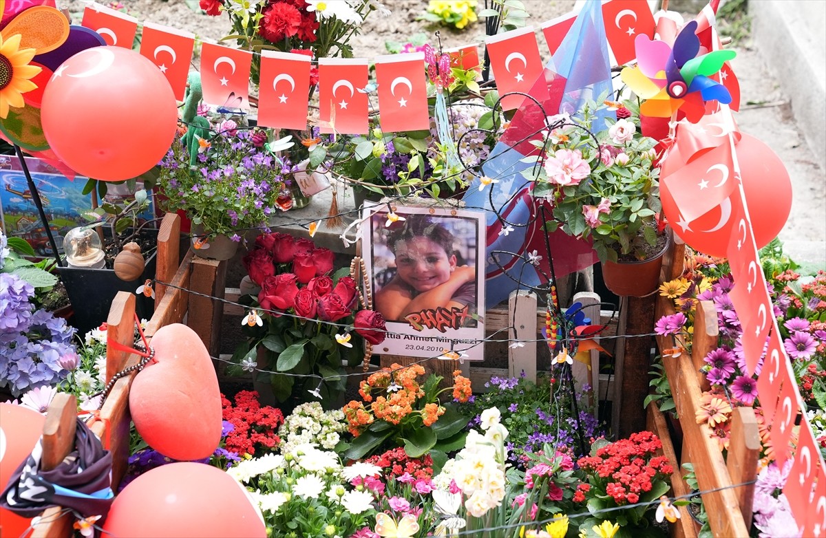 Kadıköy'de uğradığı bıçaklı saldırı sonucu hayatını kaybeden 15 yaşındaki Mattia Ahmet Minguzzi...