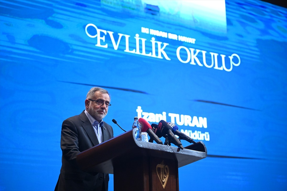 Kadın Aile ve Gençlik Merkezi'nce (KAGEM) Türk Diyanet Vakfı (TDV) Konferans Salonunda, "İki İnsan...