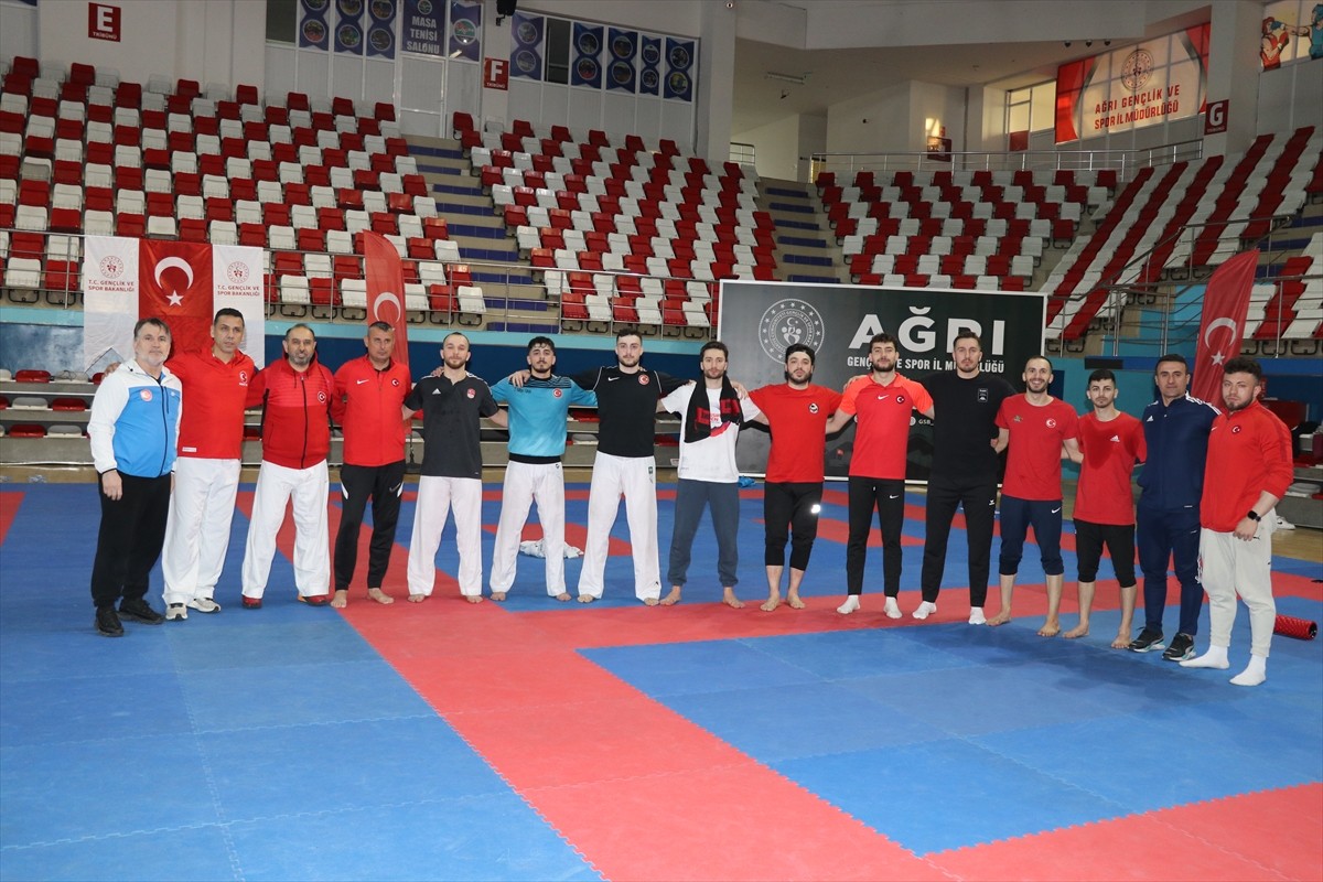 Kadın ve Erkek Karate Milli Takımları, Ermenistan'da düzenlenecek Avrupa Şampiyonası öncesi...