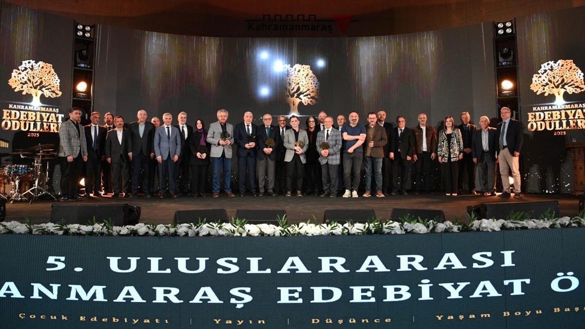 Kahramanmaraş'ta bu yıl 5'incisi düzenlenen Uluslararası Şiir ve Edebiyat Günleri, ödül töreniyle...
