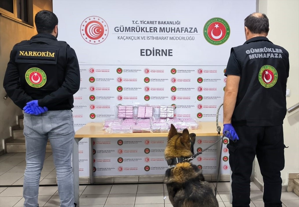 Kapıkule Sınır Kapısı'nda gerçekleştirilen iki ayrı operasyonda 46 kilo 920 gram uyuşturucu ele...