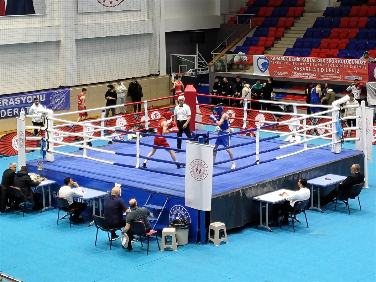 Karabük'te gerçekleştirilen Okul Sporları Gençler Türkiye Boks Birinciliği müsabakaları...