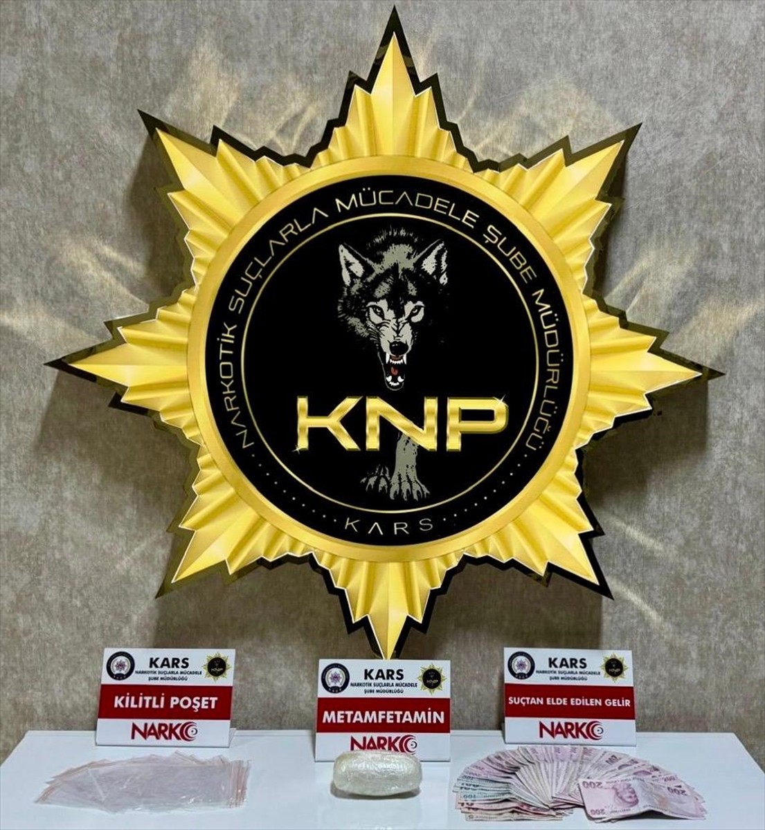 Kars'ta düzenlenen uyuşturucu operasyonunda gözaltına alınan 2 zanlı tutuklandı.