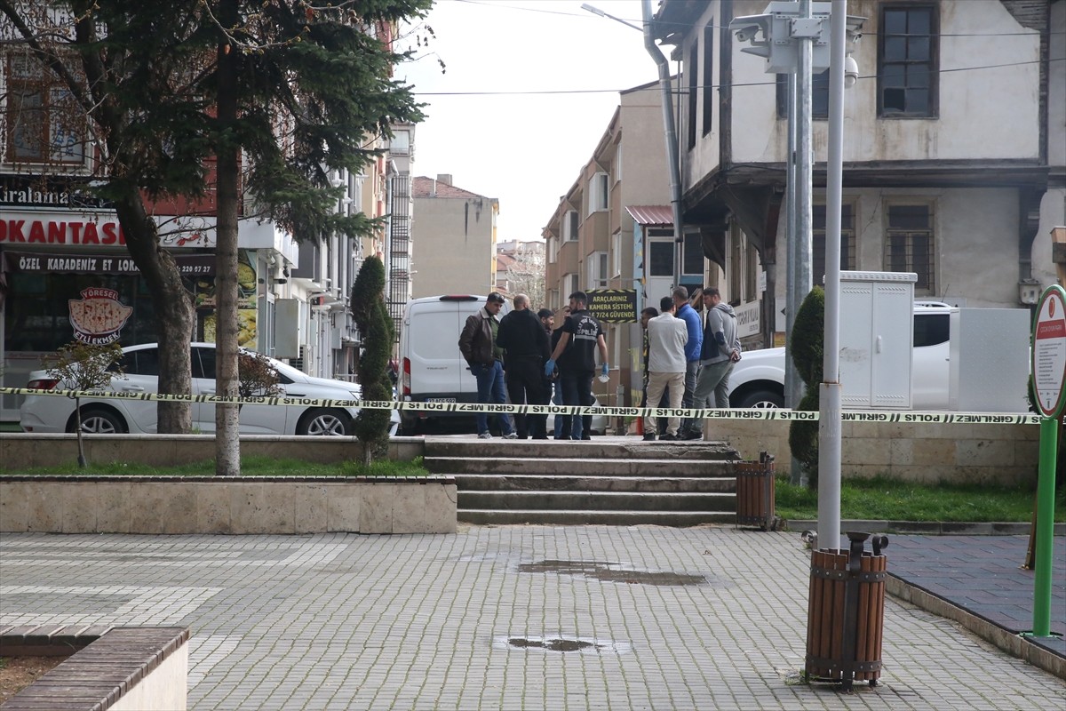 Kastamonu'da, apartmanın içerisinde el bombası bulundu. Ekipler olay yerinde çalışma yaptı.