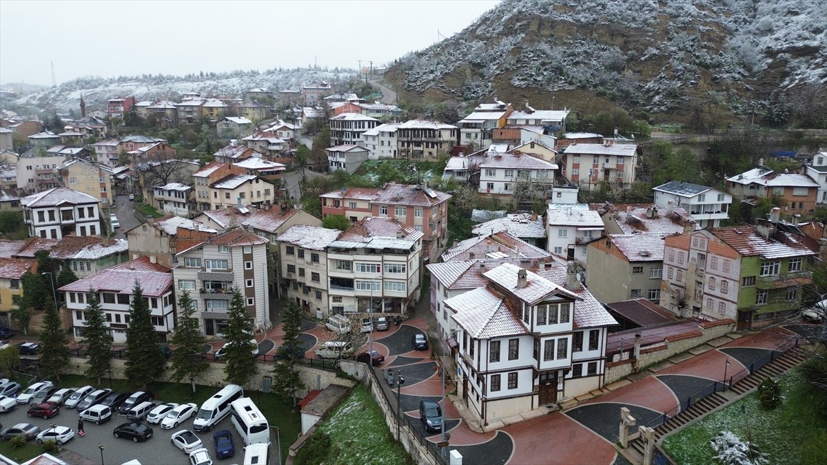 Kastamonu'da kent merkezi ile yüksek kesimlere kar yağdı. 