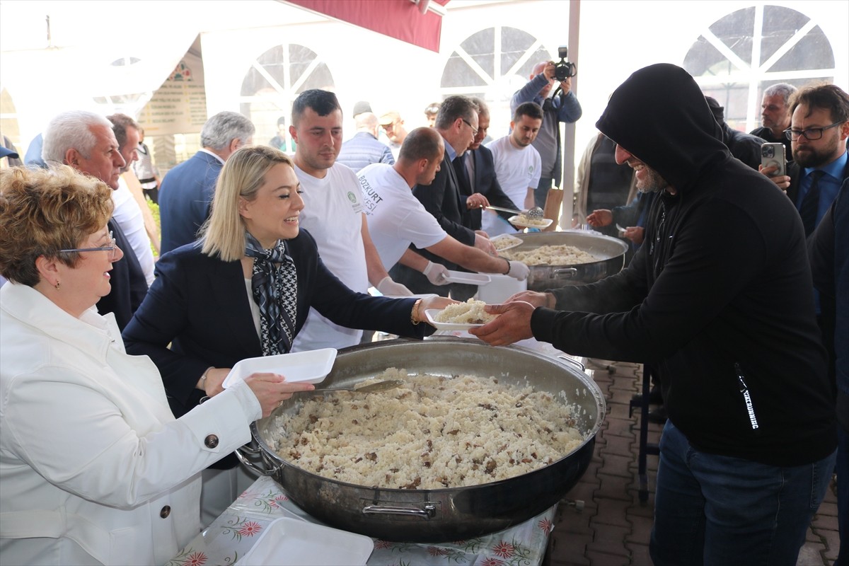 Kastamonu'nun Bozkurt ilçesinde 133 yıldır sürdürülen "bayram pilavı" etkinliğinde vatandaşlara...