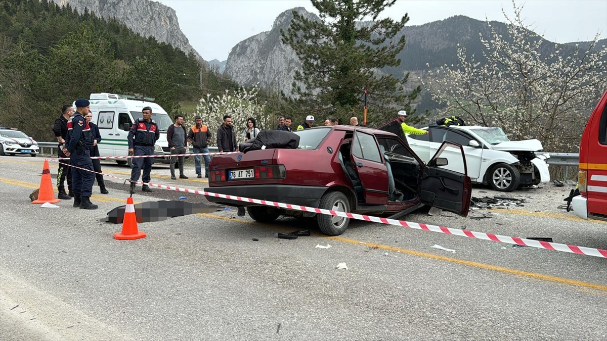 Kastamonu'nun Küre ilçesinde iki otomobilin çarpışması sonucu 3 kişi yaşamını yitirdi, 4 kişi...