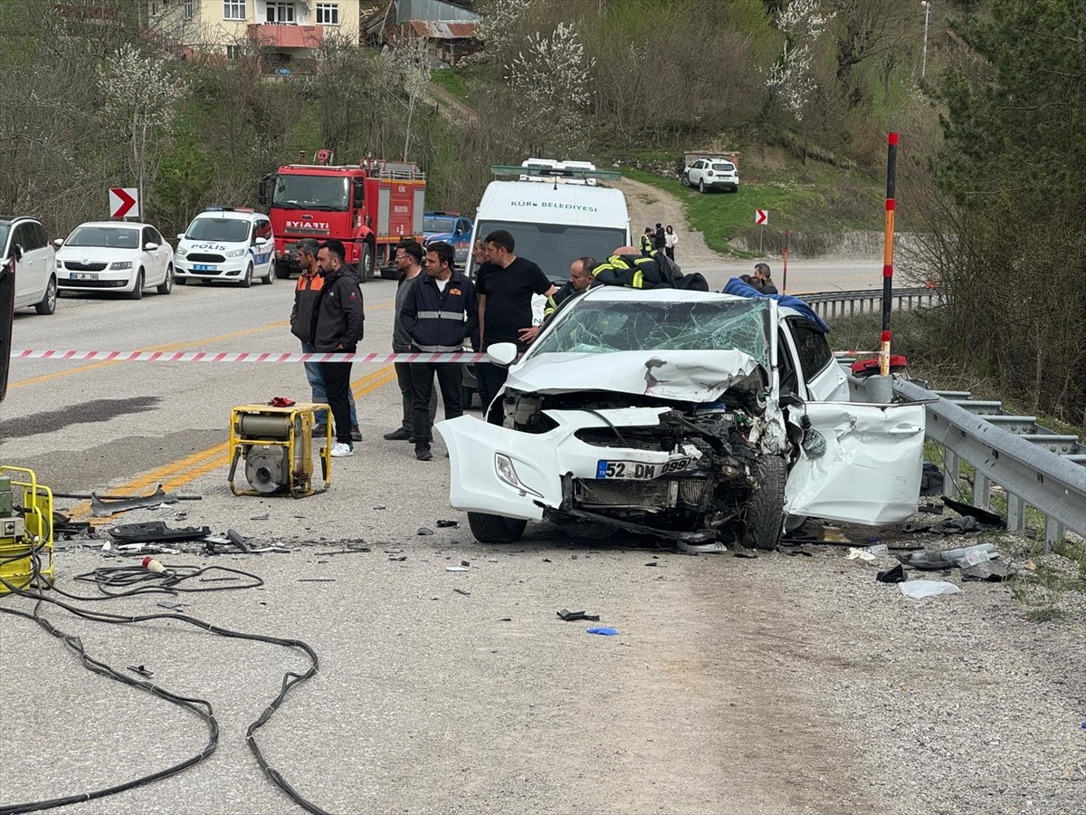 Kastamonu'nun Küre ilçesinde iki otomobilin çarpışması sonucu 3 kişi yaşamını yitirdi, 4 kişi...