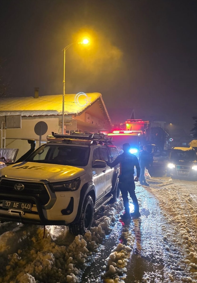 Kastamonu’nun Pınarbaşı ilçesinde yoğun kar yağışı nedeniyle yolu kapanan köyde nefes darlığı...